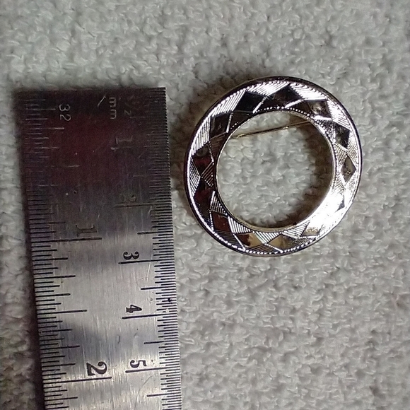 Silvertone round decorative brooch approx. 1.25 - Picture 2 of 3